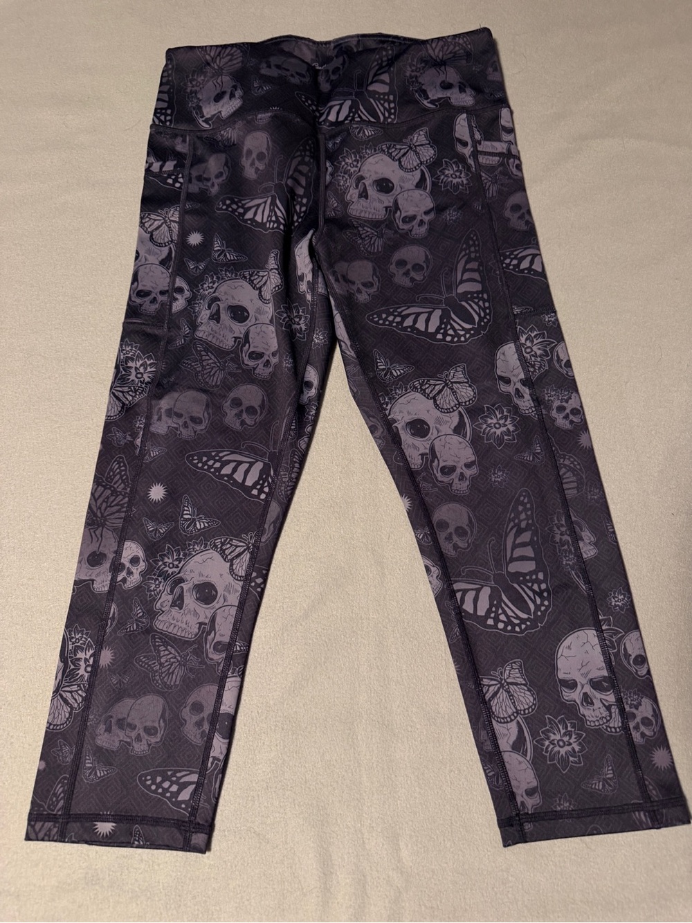 High-Rise Black Skull & Butterfly Print Leggings Capri Length
